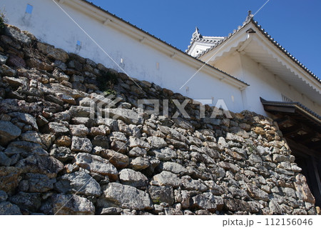 浜松城の石垣と天守門 112156046