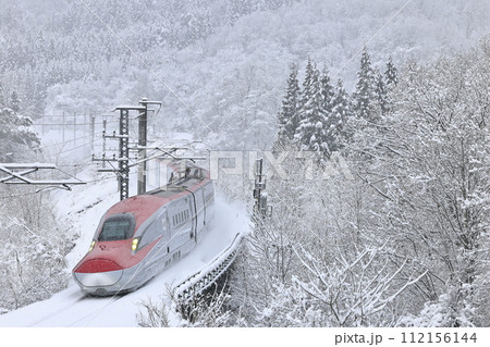 雪景色の秋田新幹線 雪景色の秋田新幹線 112156144