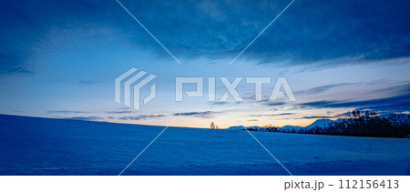 冬の朝焼けの丘の上から眺める風景② 112156413