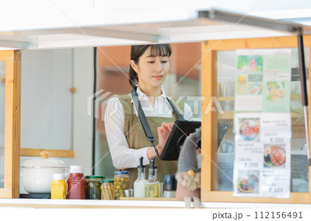 キッチンカー　ランチ　働く女性　 112156491