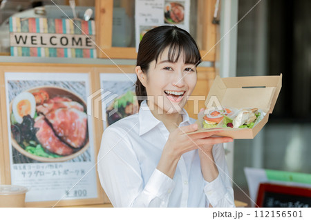 キッチンカーでランチを購入する女性 キッチンカーでランチを購入する女性 112156501