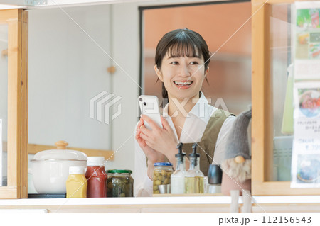 キッチンカー ランチ スマホ キッチンカー ランチ スマホ 112156543