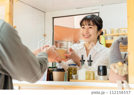 キッチンカー ランチ 接客する女性 キッチンカー ランチ 接客する女性 112156557