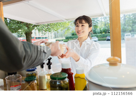 キッチンカーでランチを購入する女性 キッチンカーでランチを購入する女性 112156566