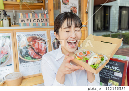 キッチンカーでランチを購入する女性 キッチンカーでランチを購入する女性 112156583