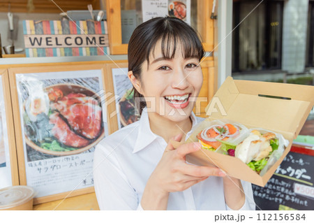 キッチンカーでランチを購入する女性 キッチンカーでランチを購入する女性 112156584