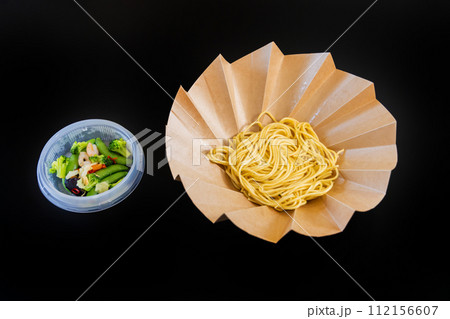 下部にパスタ、上部に具材と分離されたカップスタイル ジャバラ(蛇腹)容器 下部にパスタ、上部に具材と分離されたカップスタイル ジャバラ(蛇腹)容器 112156607