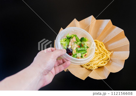 下部にパスタ、上部に具材と分離されたカップスタイル ジャバラ(蛇腹)容器 下部にパスタ、上部に具材と分離されたカップスタイル ジャバラ(蛇腹)容器 112156608