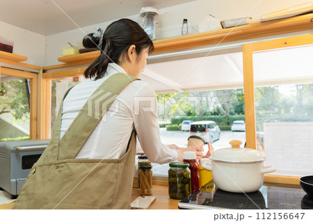 キッチンカー ランチ 接客する女性 キッチンカー ランチ 接客する女性 112156647