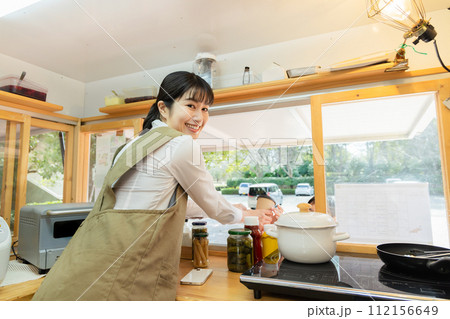 キッチンカー ランチ 接客する女性 キッチンカー ランチ 接客する女性 112156649