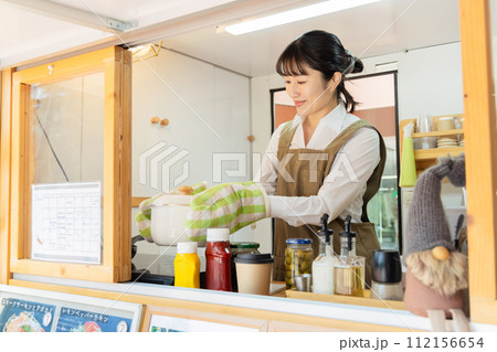 キッチンカー ランチ 働く女性 キッチンカー ランチ 働く女性 112156654