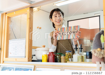 キッチンカー オープン 看板を持つ女性 キッチンカー オープン 看板を持つ女性 112156667