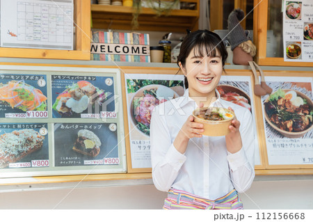 キッチンカー　働く女性 112156668