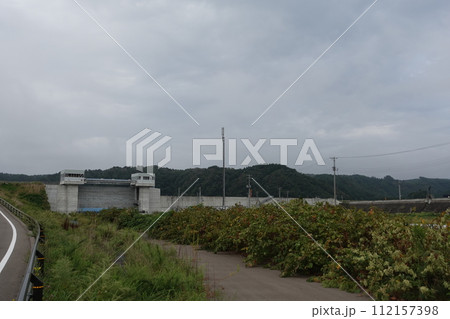 岩手県三陸海岸　防潮堤と水門 112157398