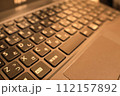 ノートパソコンでリモートワーク 112157892