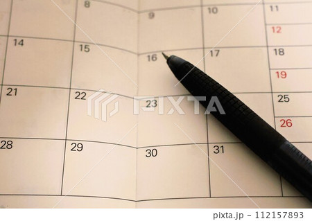 手帳のカレンダーとボールペン 112157893
