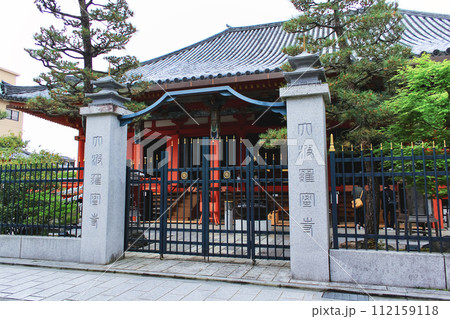 【京都】春の六波羅蜜寺　鉄門越しの本堂 112159118