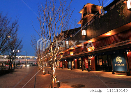 東京豊洲千客万来　夕暮れの1階豊洲江戸前通り 112159149