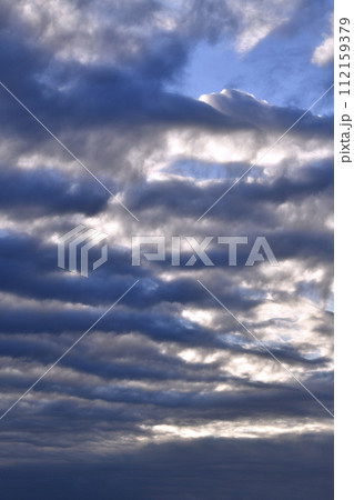 日本の横浜都市景観 冬の空。規則性のある細い雲が無数に並び不思議で…不気味な感じもする… 日本の横浜都市景観 冬の空。規則性のある細い雲が無数に並び不思議で…不気味な感じもする… 112159379