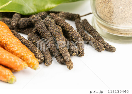 ヒハツの実と粉末 112159446