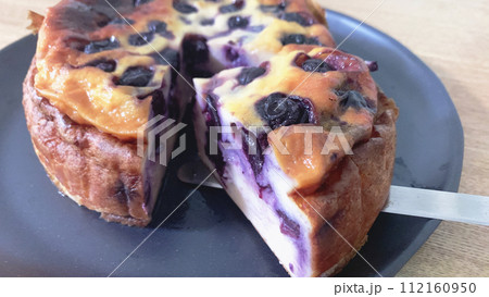 ラムレーズンが入ったヨーグルトケーキ 112160950