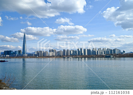 トゥクソム漢江公園から見た蚕室の町並み【ソウル】 トゥクソム漢江公園から見た蚕室の町並み【ソウル】 112161038