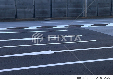 片側3車線の道路 片側3車線の道路 112161235