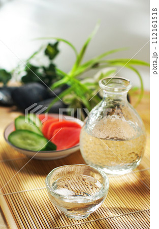 日本酒と胡瓜と赤かぶの漬け物 112161518