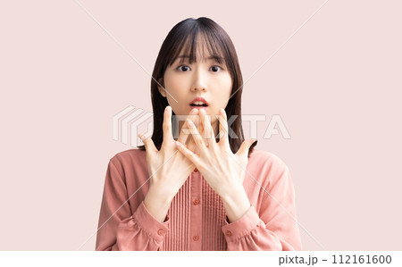 びっくりする若い女性 びっくりする若い女性 112161600