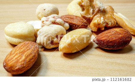 栄養豊富なミックスナッツの写真 112161682