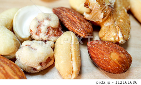 栄養豊富なミックスナッツの写真 112161686