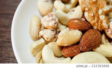 栄養豊富なミックスナッツの写真 112161688