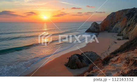プライア・ド・バジェ・デ・センタネス、ポルトガル南部のアルガルヴェの夕暮れ 112163332