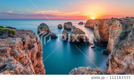 プライア・ド・バジェ・デ・センタネス、ポルトガル南部のアルガルヴェの夕暮れ 112163335