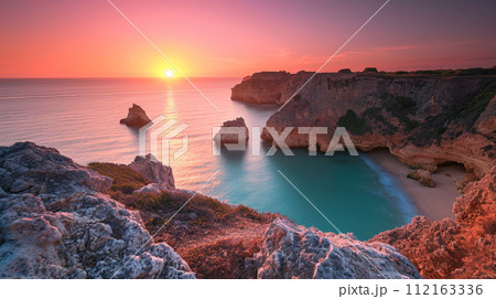 プライア・ド・バジェ・デ・センタネス、ポルトガル南部のアルガルヴェの夕暮れ 112163336