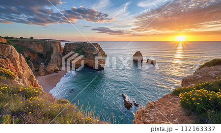 プライア・ド・バジェ・デ・センタネス、ポルトガル南部のアルガルヴェの夕暮れ 112163337