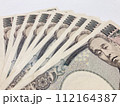 並べた一万円札 112164387