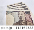 封筒に入った一万円札 112164388