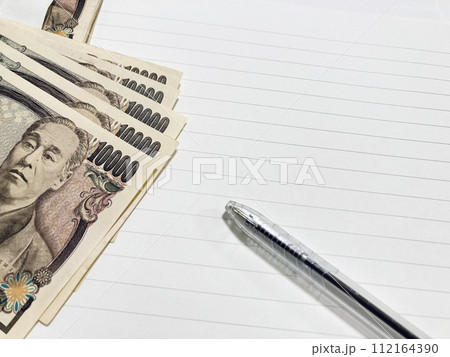 一万円札とノートとペン 112164390