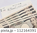 一万円札と通帳 112164391
