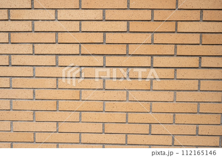 Background wall of yellow bricks closeup. 112165146