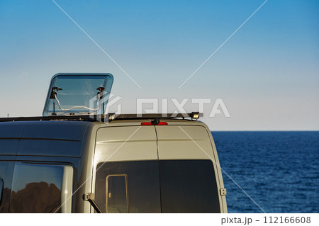 Sunroof, raisable window on roof top of campervan Sunroof, raisable window on roof top of campervan 112166608