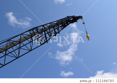 物を吊る産業用クレーン 112166785