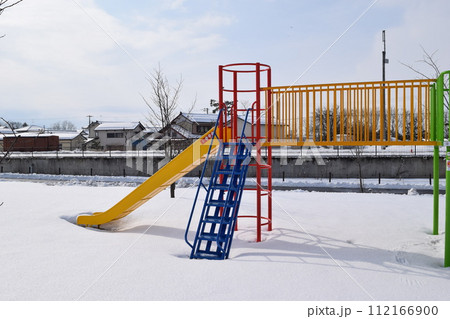 児童公園の遊具 降雪風景 112166900