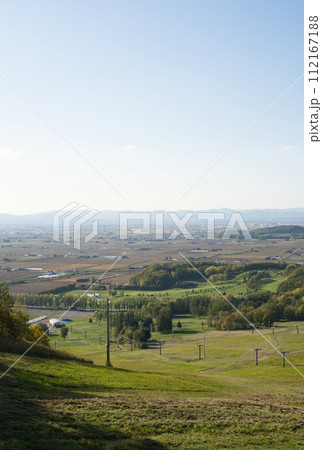 北海道上川郡東川町のキトウシの森から見た秋の紅葉と田園風景 112167188