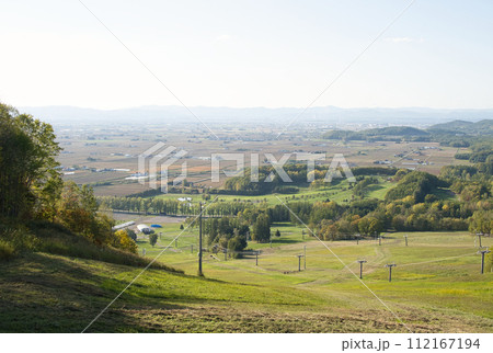 北海道上川郡東川町のキトウシの森から見た秋の紅葉と田園風景 112167194