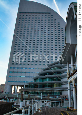 横浜みなとみらい　運河パークからパシフコ横浜の風景 112167468