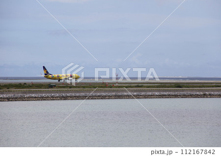 那覇空港への着陸風景_瀬長島 112167842