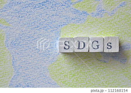 SDGsの文字に並べられた木のキューブ SDGsの文字に並べられた木のキューブ 112168154