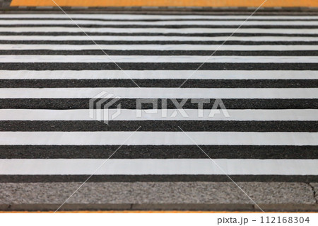 横断歩道 横断歩道 112168304
